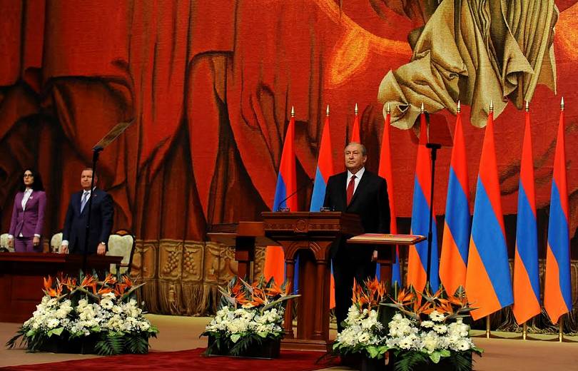 Избранный парламентом президент Армении принес присягу народу республики  