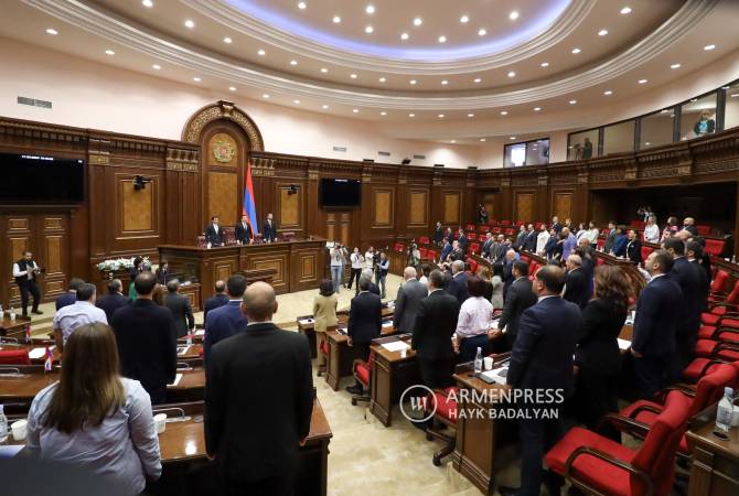 Парламент Армении минутой молчания почтил память президента Ирана и других лиц, погибших при крушении вертолета 