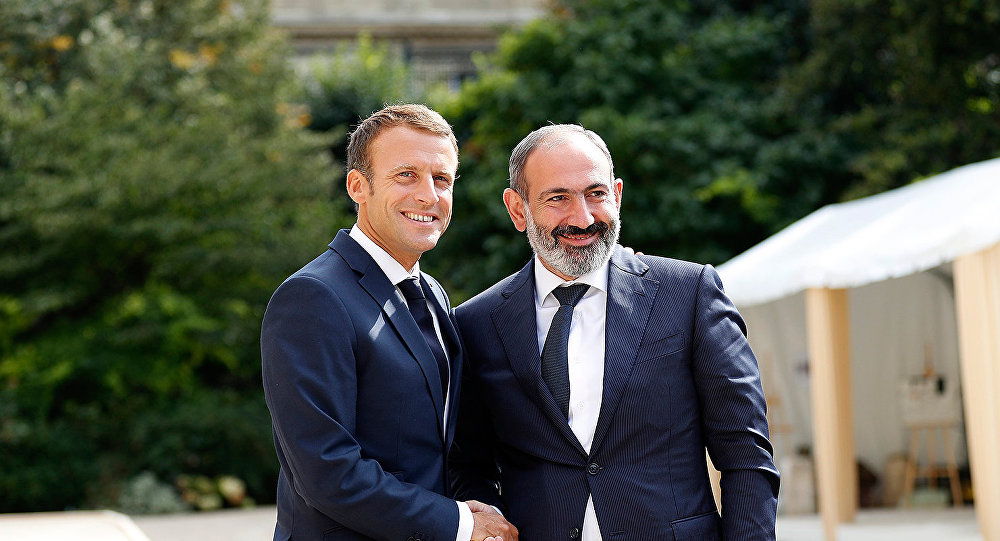 Премьер-министр Армении поздравил Эммануэля Макрона с переизбранием на пост президента Франции 