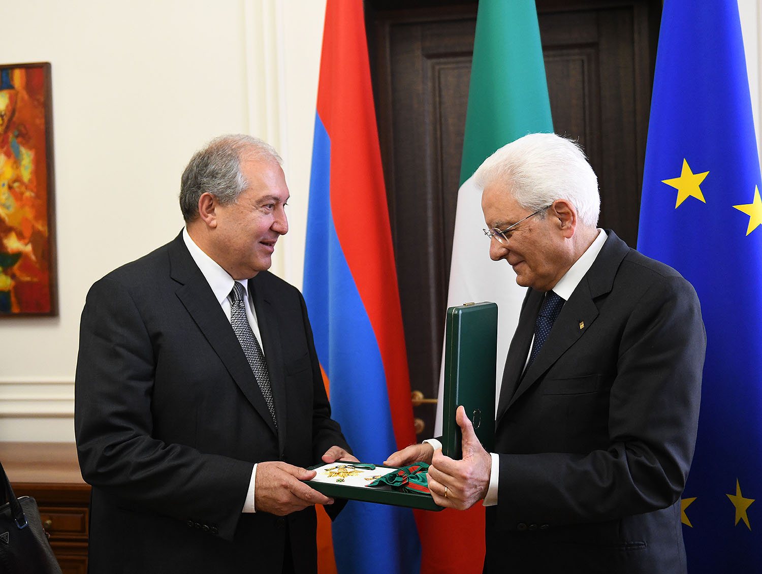 Президент Армении наградил президента Италии Орденом Славы 