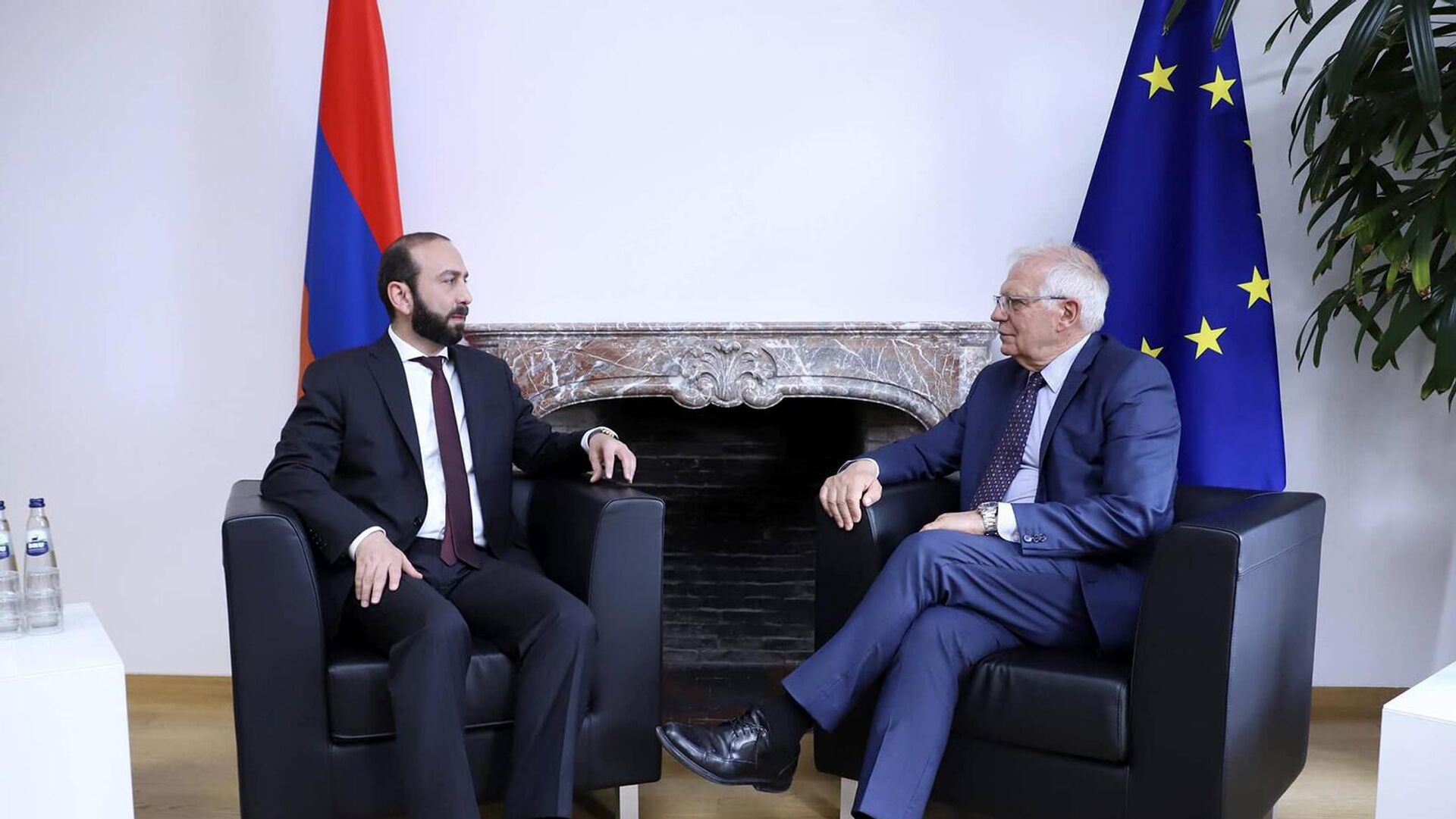 Мирзоян провел переговоры с Боррелем по ситуации на границе Армении 