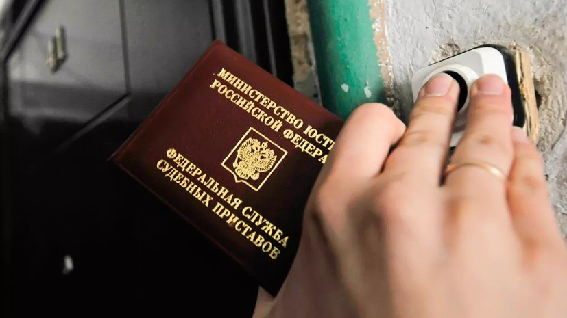 Российским приставам хотят разрешить взламывать двери домов и квартир 