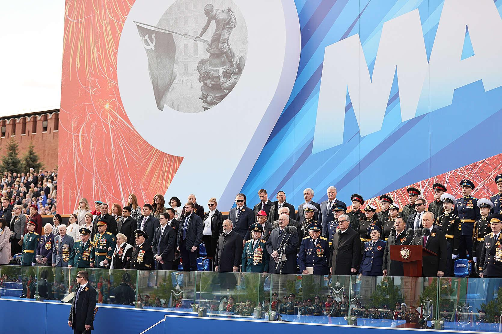 Главы Армении, Беларуси, Казахстана, Кыргызстана, Таджикистана, Туркменистана и Узбекистана по приглашению президента России стали почетными гостями парада Победы в Москве 