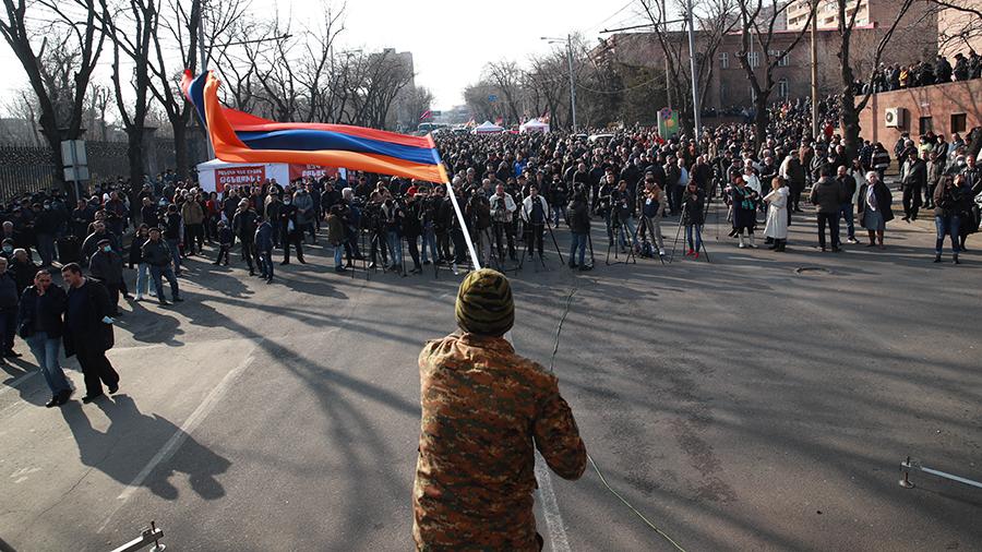 "Коммерсантъ": Досрочные выборы в Армении могут пройти уже в мае 