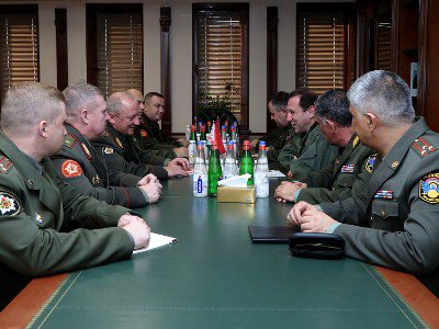 Министр обороны Армении принял военную делегацию из Минска 