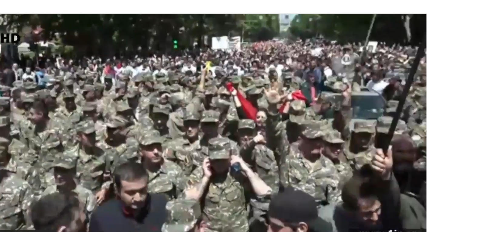 Десятки армянских военнослужащих покинули воинские части и присоединились к акциям протеста 