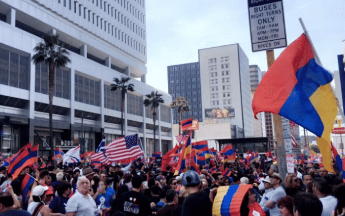 Во время акции протеста в Лос-Анджелесе между армянами и азербайджанцами произошла стычка 