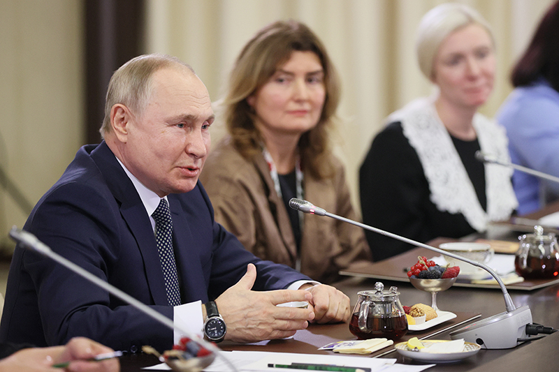 Путин призвал матерей военных не доверять информации в интернете 