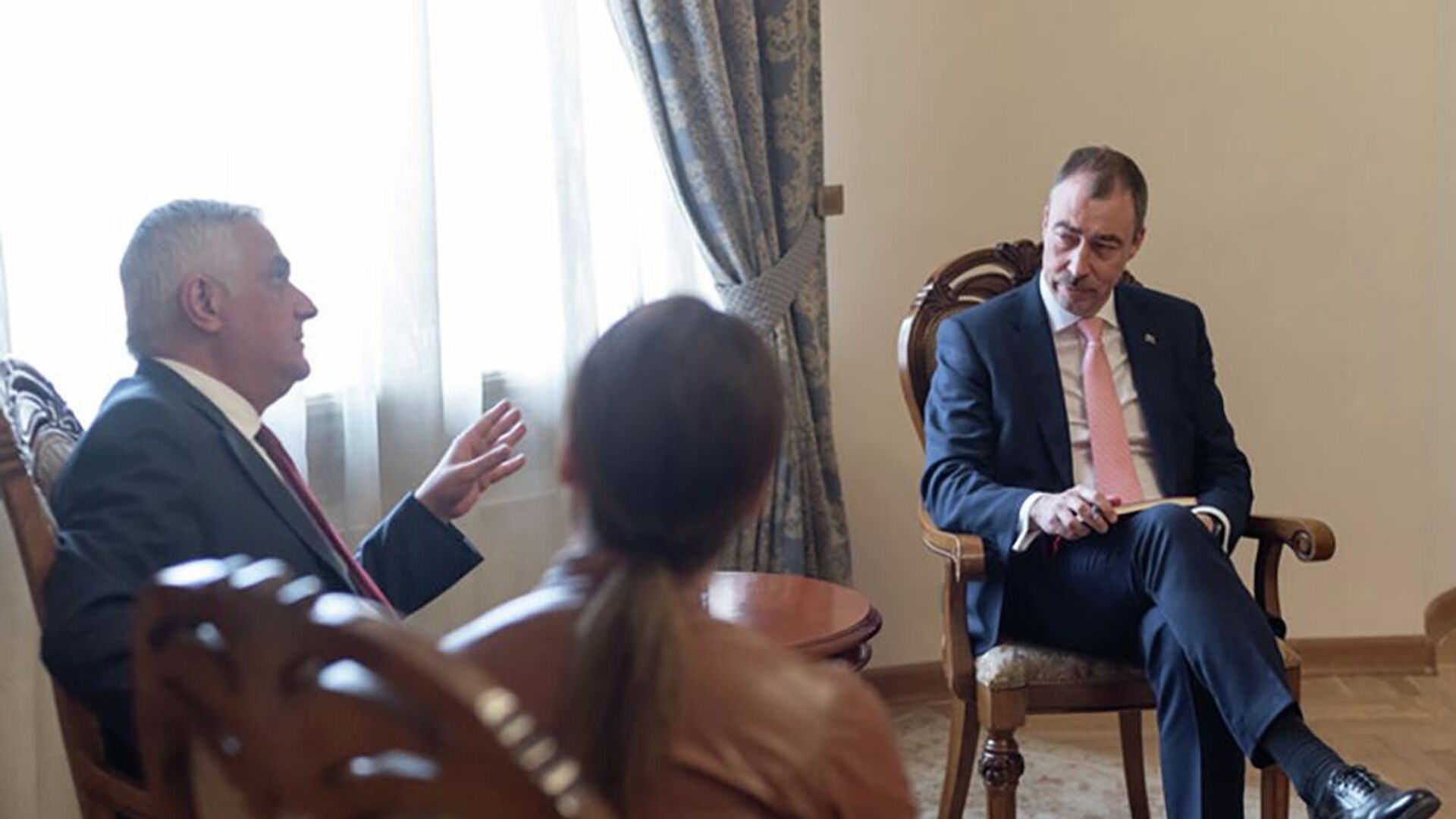 Вице-премьер Армении обсудил со спецпредставителем ЕС разблокировку региональных коммуникаций 