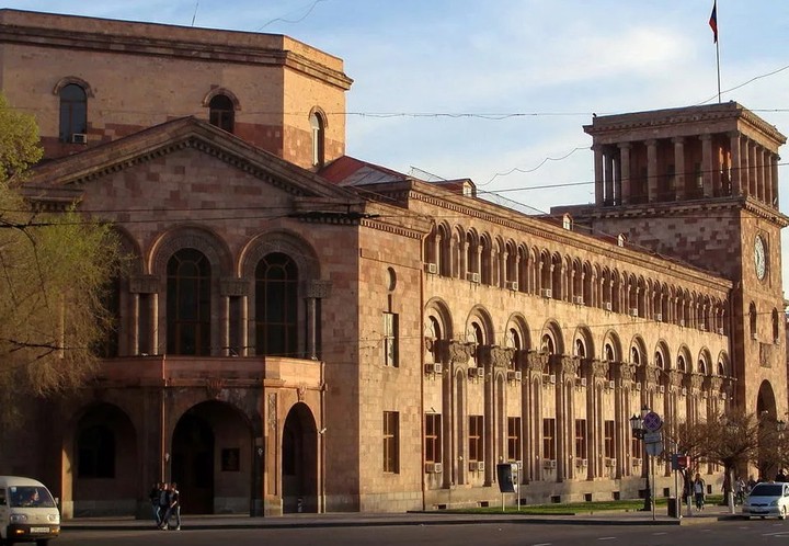 Правительство Армении ответило суду и Гаспаряну: Глава Генштаба освобожден от должности 