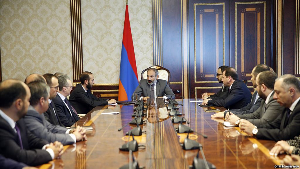 Правительство Армении проводит первое заседание в новом составе 