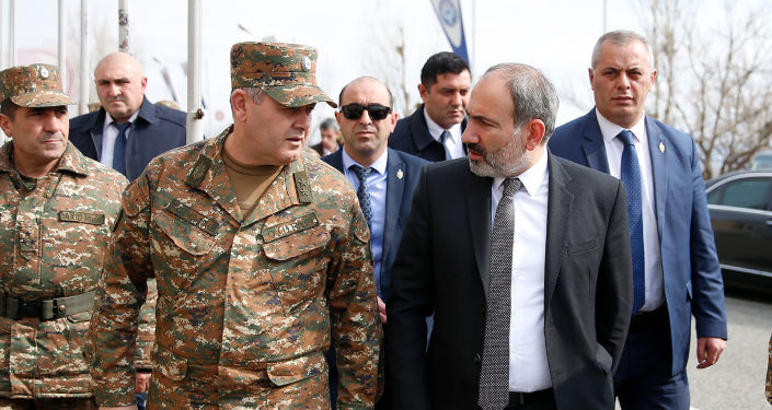 Пашинян: Армия вместе с кабмином работает над укреплением безопасности страны 