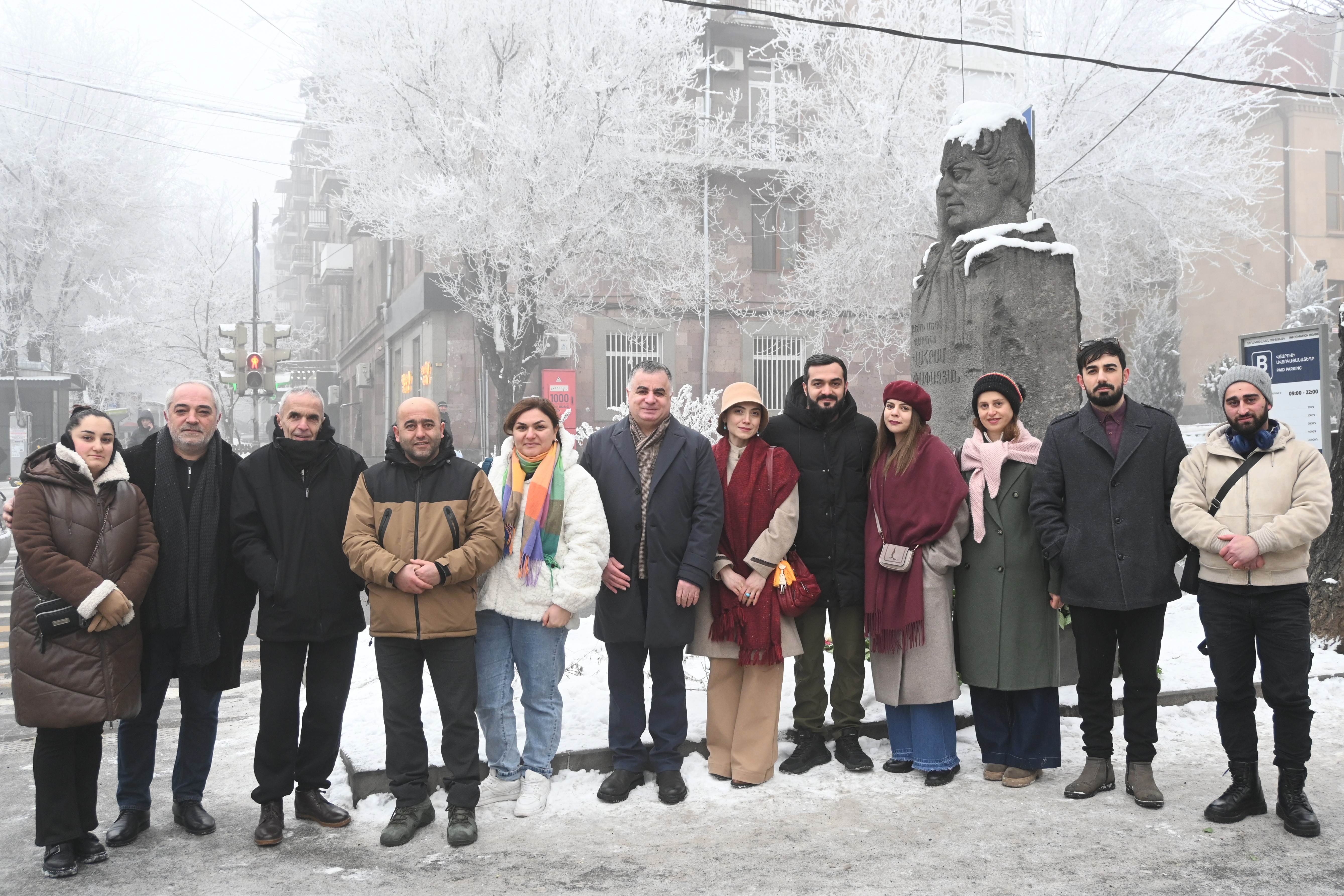 «ДИАЛОГ» и Степанакертский драматический театр им. Ваграма Папазяна почтили память режиссёра, чьим именем назван театр, и обсудили планы на будущее 