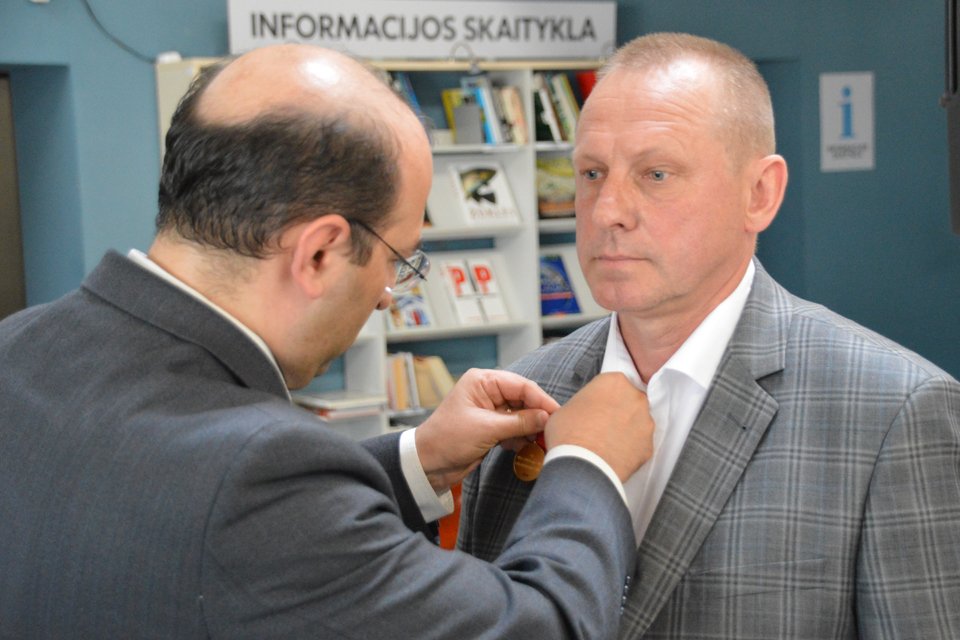 Литовский капитан награжден за спасение армянского офицера в 2004 году 