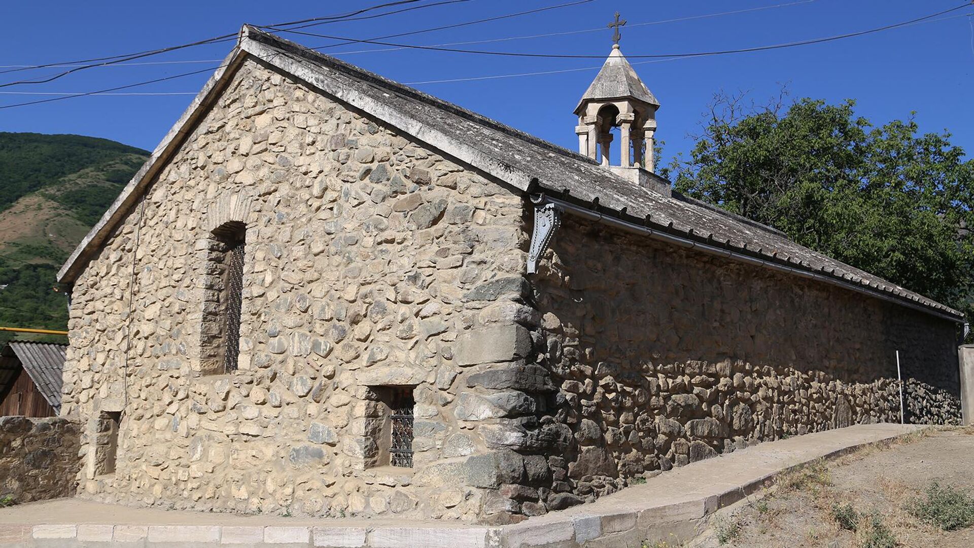 Азербайджанцы осквернили армянскую церковь в Гадруте: демонтирован крест и стерты надписи 