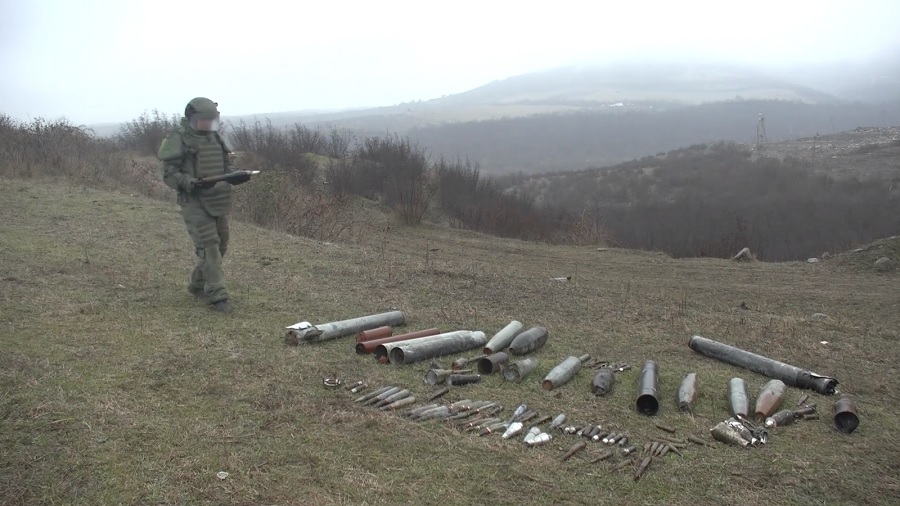 Миротворцы ежедневно уничтожают более 100 взрывоопасных предметов в Карабахе 