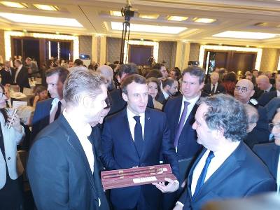 Проживающий в Ереване сын Шарля Азнавура подарил Макрону дудук 