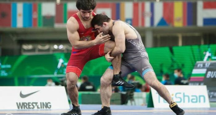 Армянский борец победил турка и вышел в 1/4 чемпионата Европы в Венгрии 
