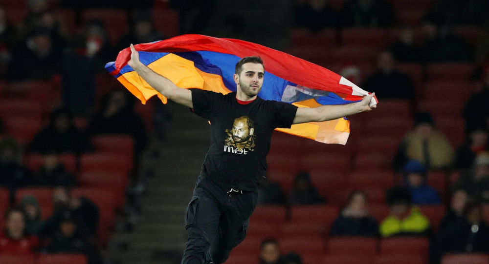 Армянский болельщик выбежал на поле в майке с изображением Монте и флагом Карабаха во время игры азербайджанского клуба в Англии 