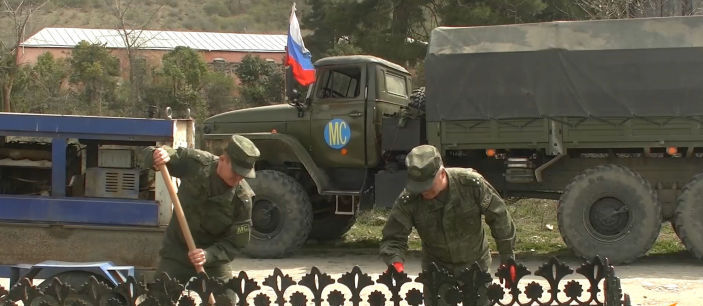 Российские миротворцы благоустроили памятник героям ВОВ в Карабахе 