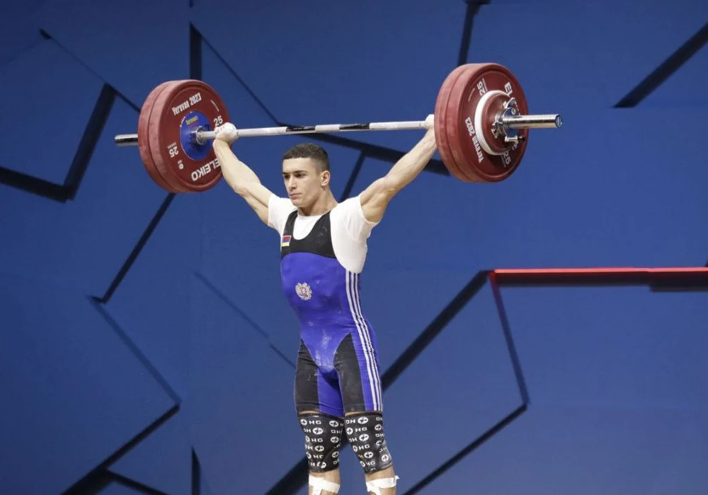 Гор Саакян из Армении выиграл золото на чемпионате Европы по тяжелой атлетике в Софии 