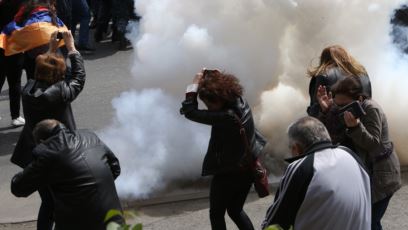 С площади Республики полиция подвергает приводу протестующих 