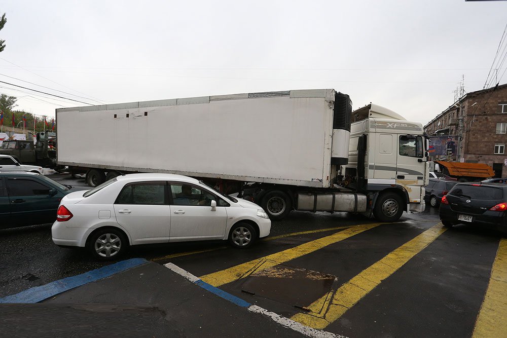 Фуры перекрыли Киевский мост в Ереване 