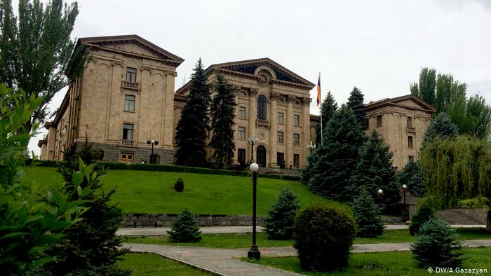 Не поступившие в вузы абитуриенты и их родители проводят встречу с депутатами парламента Армении  