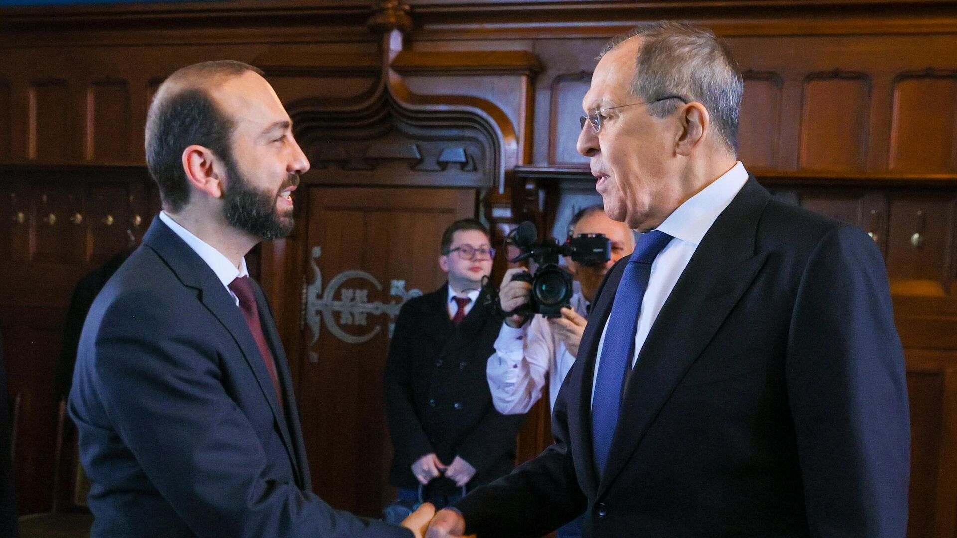Лавров на встрече с Мирзояном: Россия продолжит помогать Армении в укреплении ее обороноспособности 