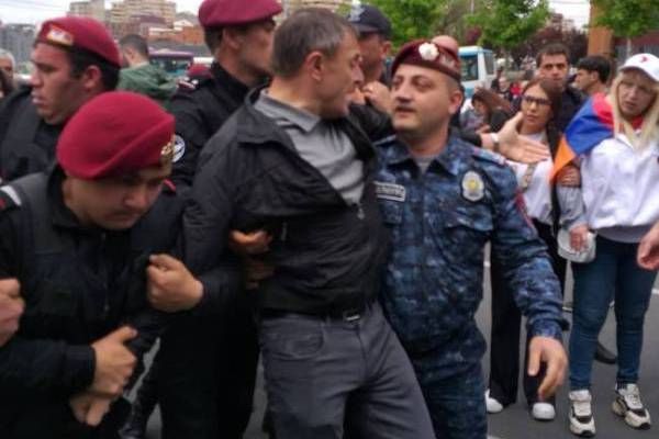 В Армении задержали протестующего экс-главу полиции Осипяна 