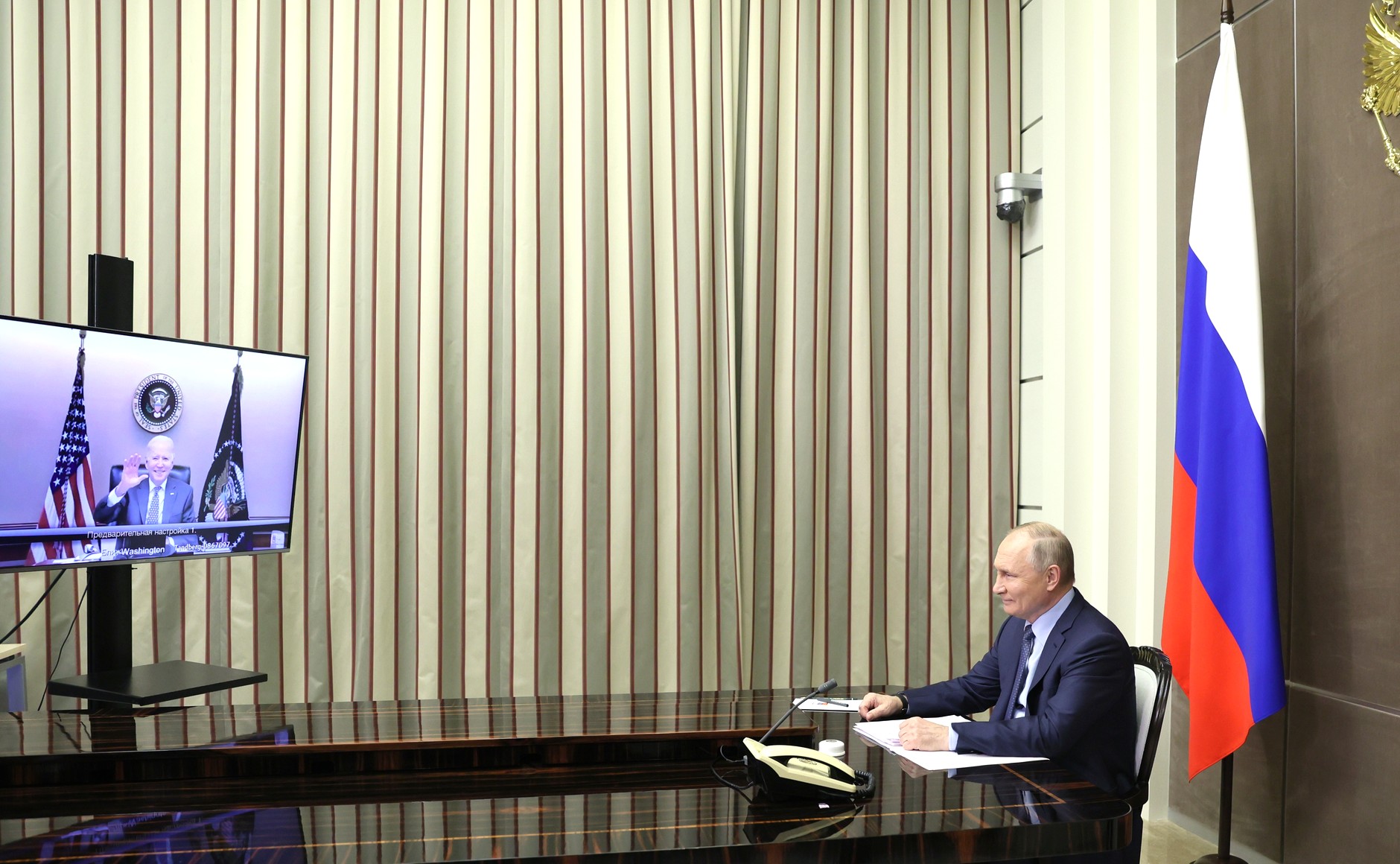 Пресс-служба Кремля: В формате видеоконференции состоялась продолжительная беседа Путина с Байденом 