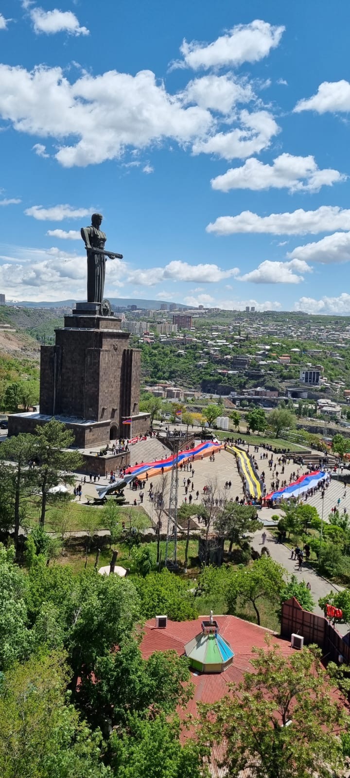 В Ереване написали Z из флагов и Георгиевской ленты в рамках шествия «Бессмертного полка» 