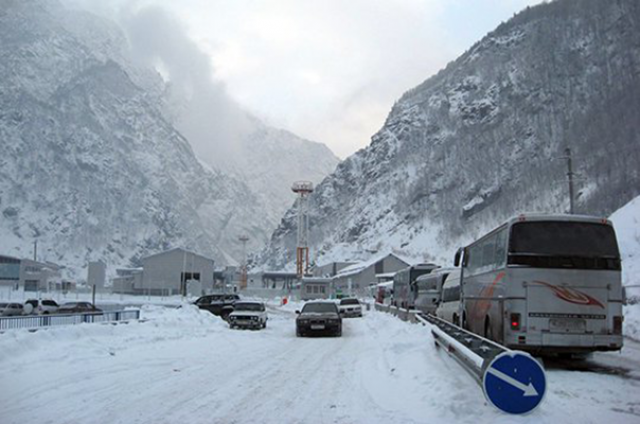 Дорога, ведущая к КПП "Верхний Ларс" на границе Грузии и России, закрыта для автотранспорта 