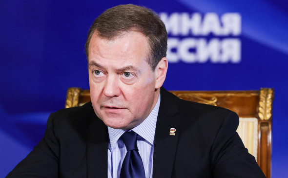 Медведев предложил не пускать «предателей» в Россию и лишить их заработка 