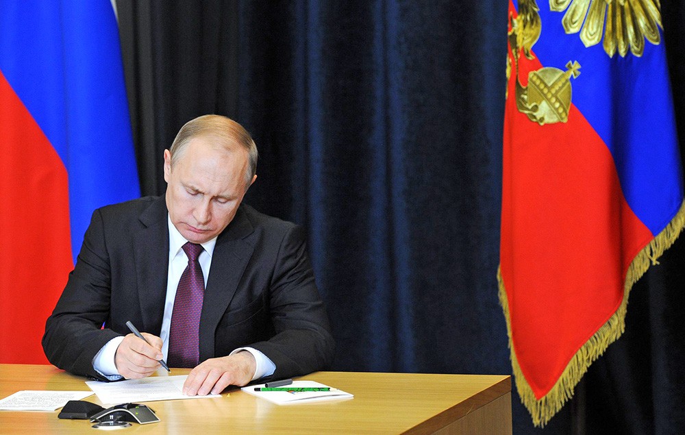 Путин подписал указ о вступлении в гражданство России 77 человек. В их числе и 15 уроженцев Армении 