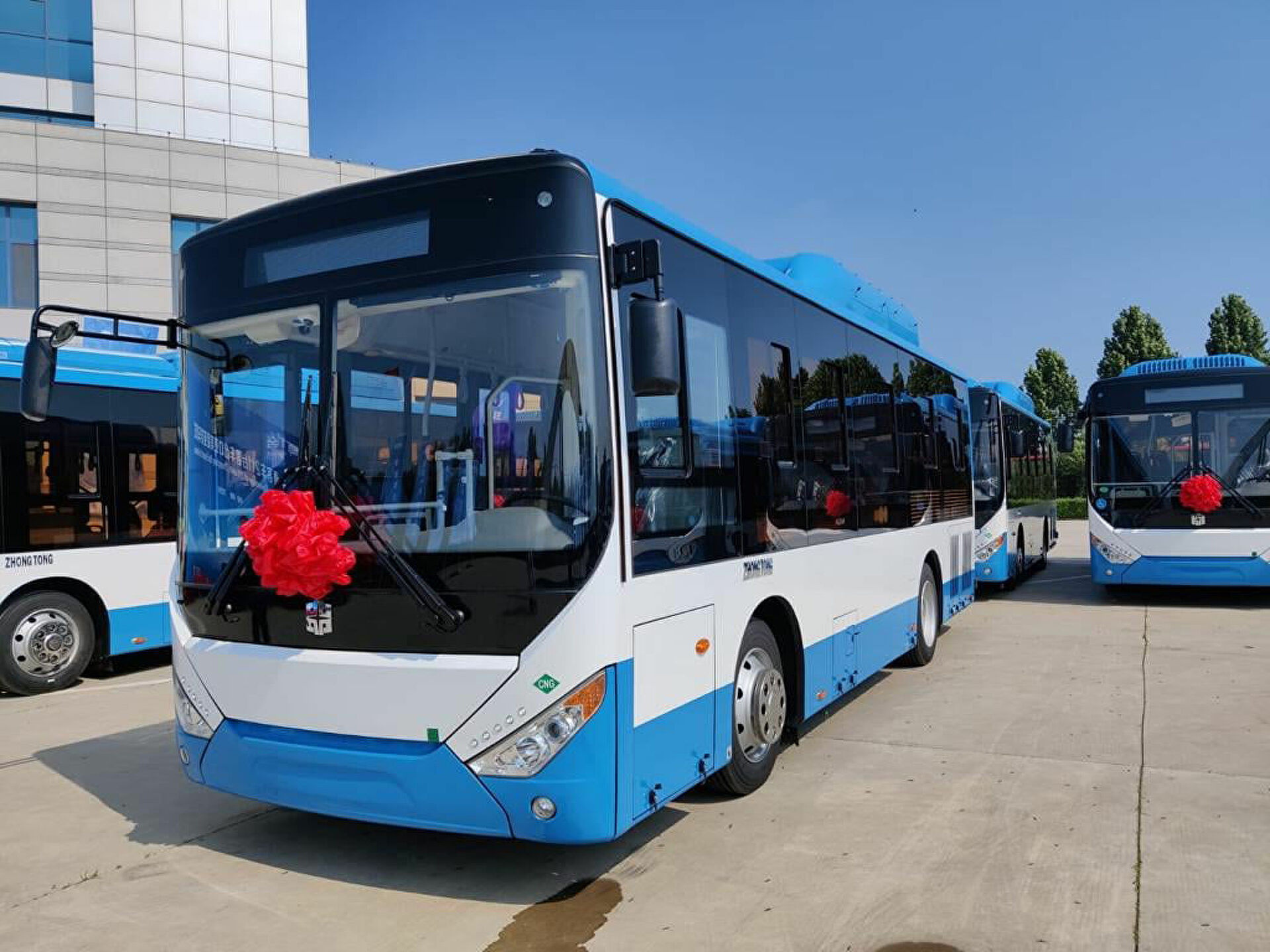 Мэр Еревана подписал заявки на закупку еще 100 новых автобусов и 100 лифтов 