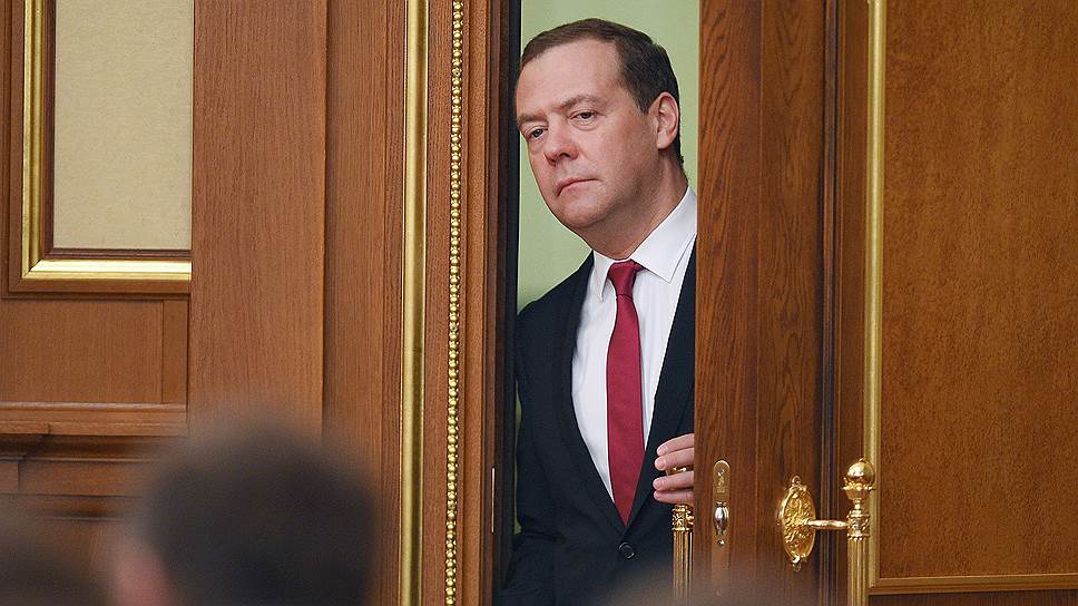 Дмитрий Медведев посоветовал чиновникам «включать мозги» 
