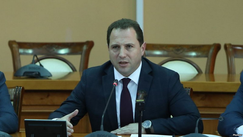 СМИ: Депутаты попросили главу Минобороны представить гарантии безопасности Армении 