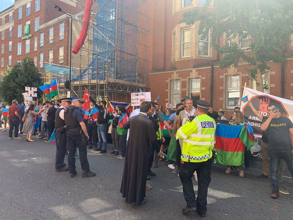 Азербайджанцы напали на армянское посольство в Лондоне 