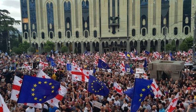 Население Грузии все еще твердо поддерживает вступление в ЕС и НАТО 