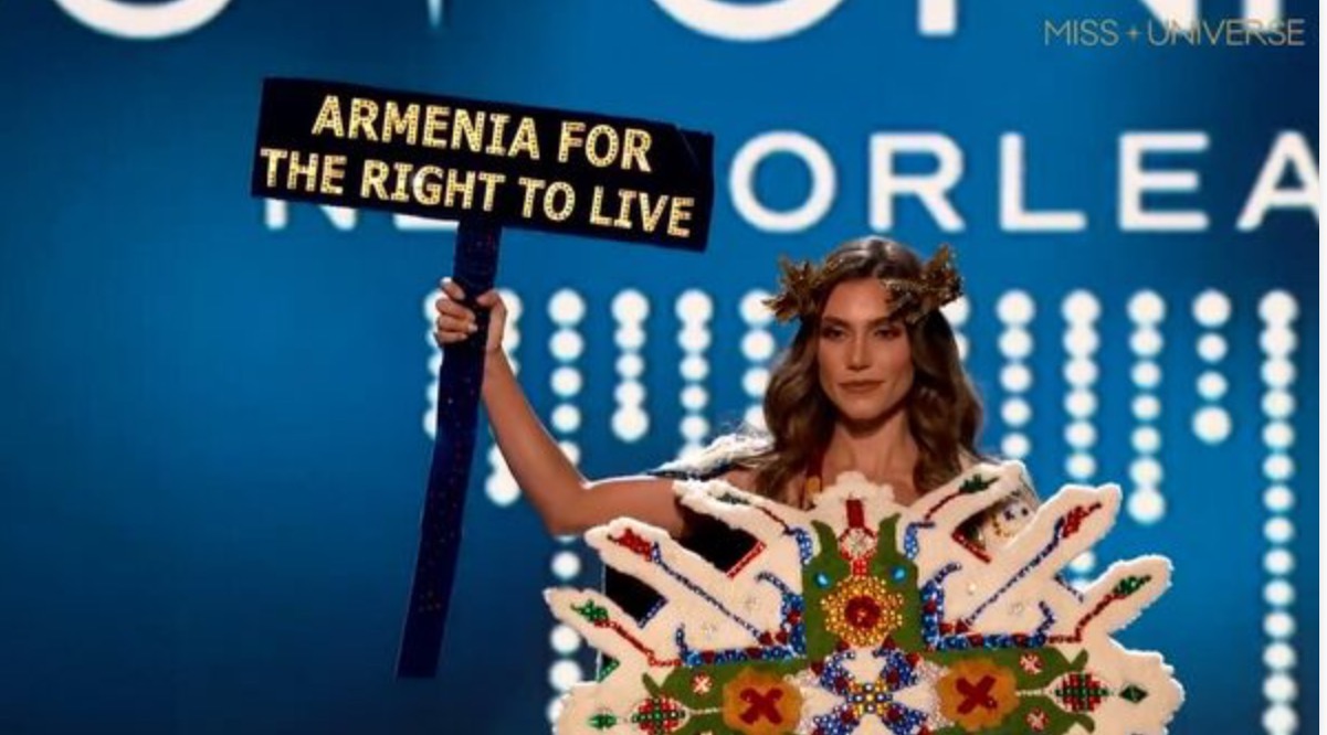 Армянская участница вышла на сцену конкурса "Мисс Вселенная" с транспарантом 
