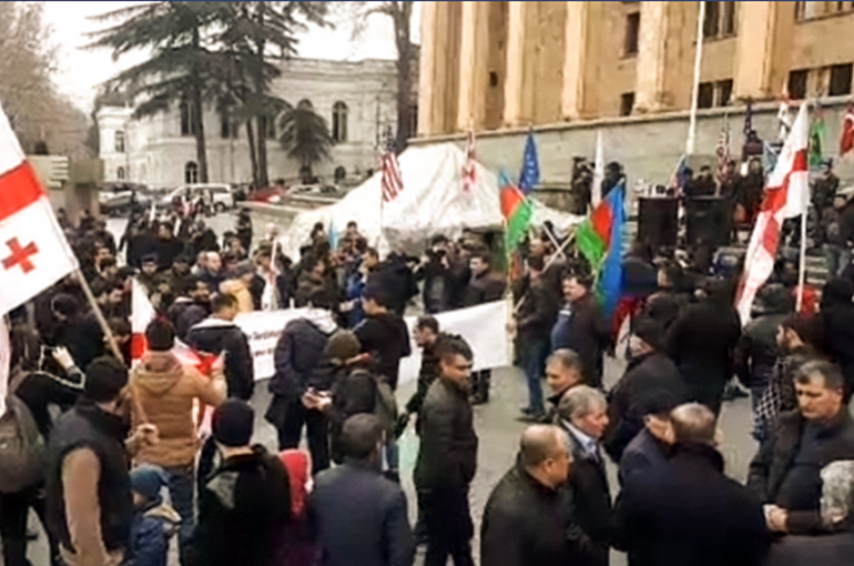 Группа азербайджанцев в Тбилиси требует демонтировать памятник герою Арцахской освободительной войны Микаэлу Авагяну 