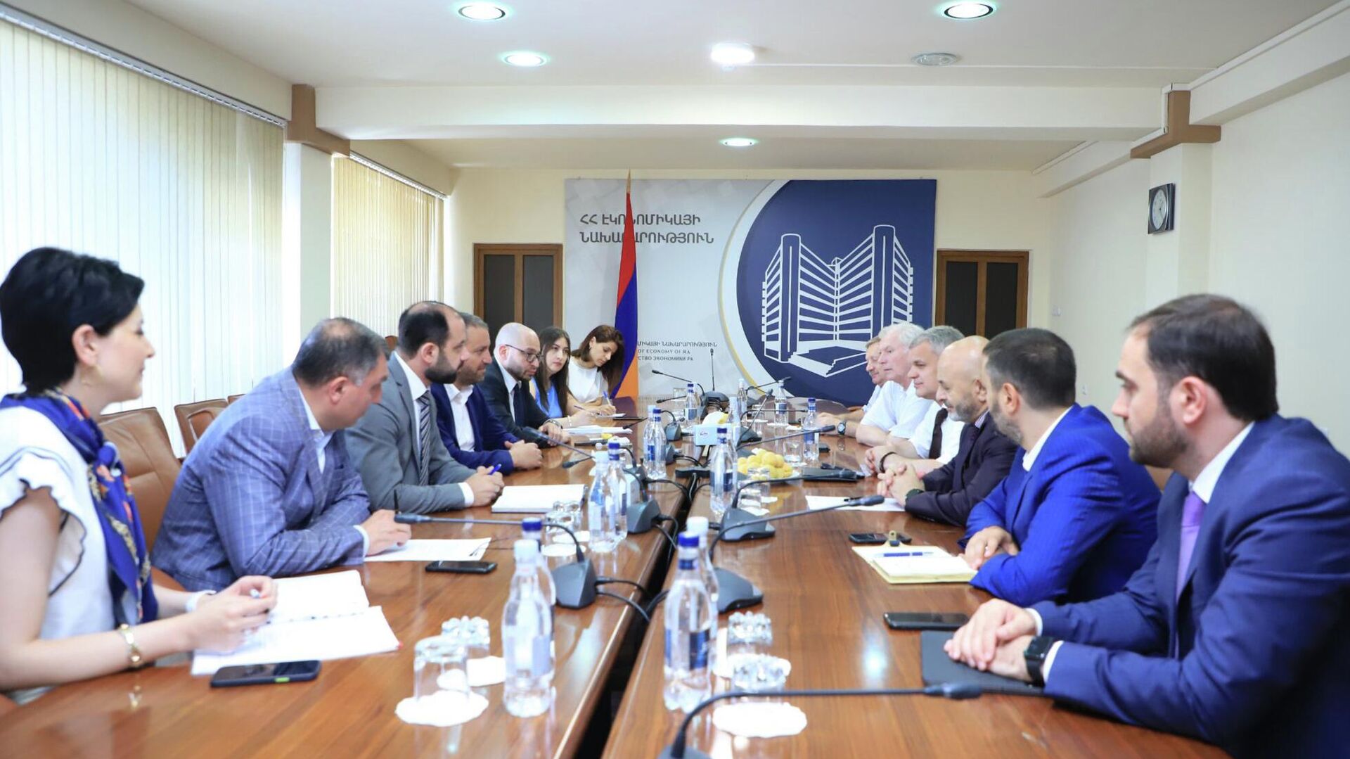 Министр экономики Армении обсудил сотрудничество с гендиректором компании "Мосметрострой" 
