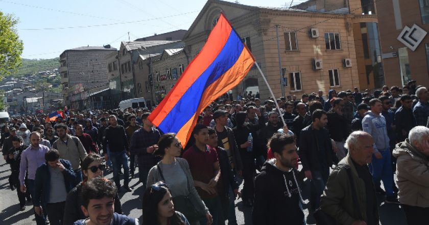 Колонна митингующих в Ереване направляется к посольству США 