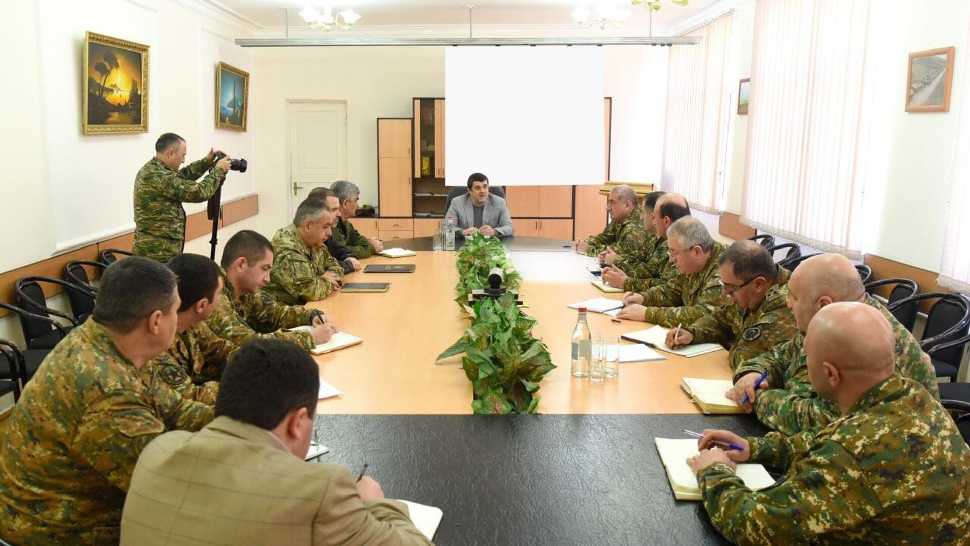 Президент Нагорного Карабаха Араик Арутюнян провел рабочее совещание в Министерстве обороны 