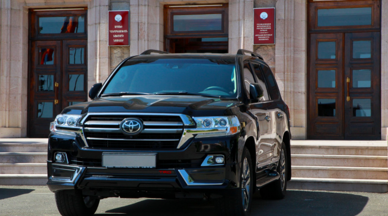 Президент Арцаха получил в подарок от российского благотворителя Toyota LC 200 и перевел на государственный баланс 