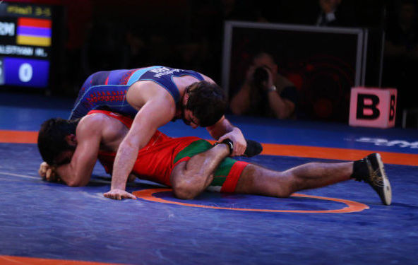 Юный армянский борец вышел в финал ЧЕ, победив азербайджанца 