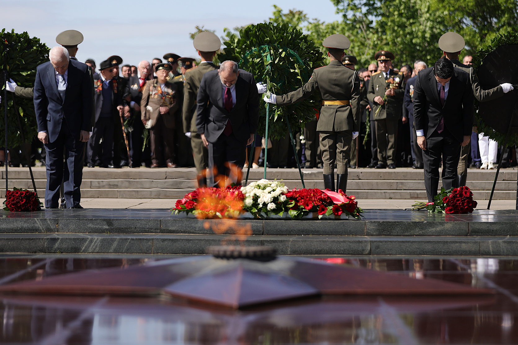 Высшие руководители Армении возложили цветы к Вечному огню в память о героях ВОВ 