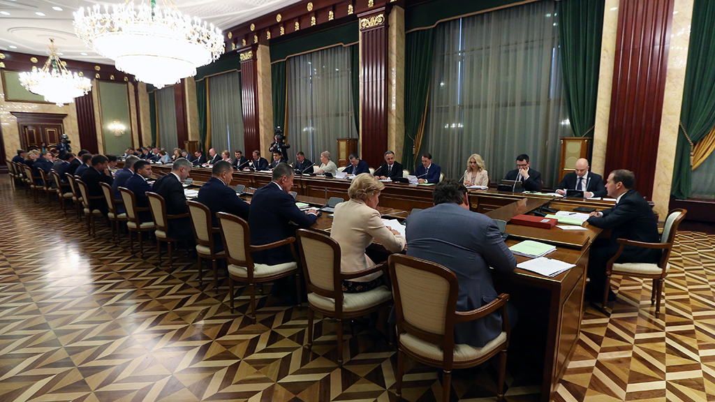 Результаты опроса: рейтинг правительства Медведева снизился в июне из-за роста цен на бензин 