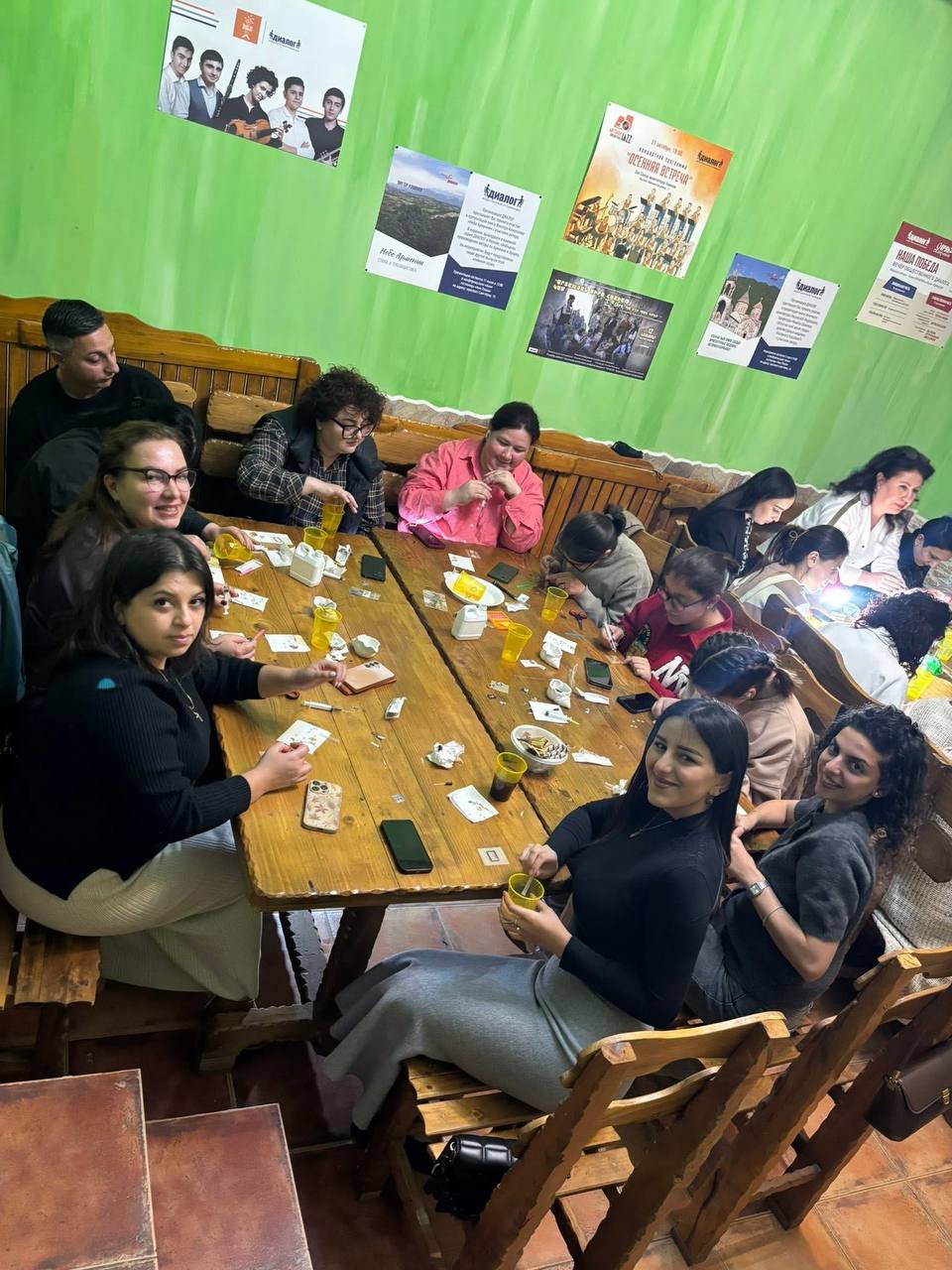 «Если мы не удержим наши корни, они рассыплются в пыль»: на мастер-классе по эпоксидному искусству увековечили символы Арцаха 